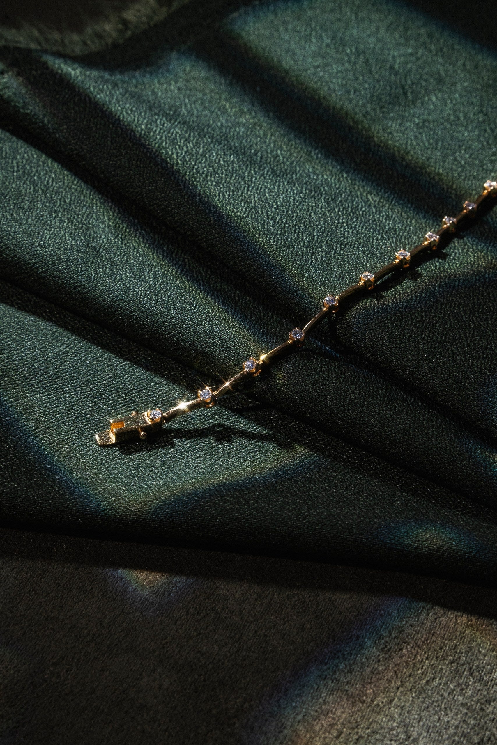 Riviera Knife-Edge Moissanite - 18k Gold