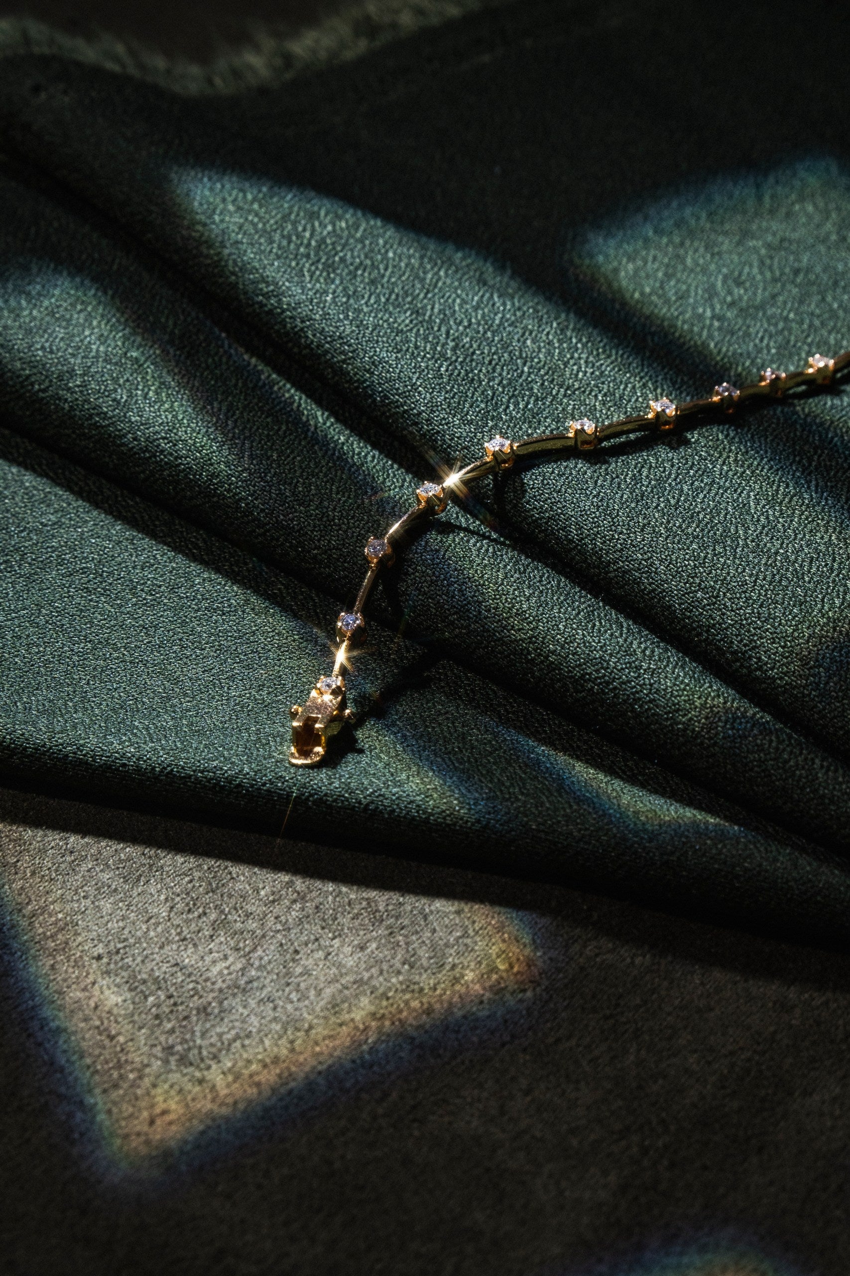 Riviera Knife-Edge Moissanite - 18k Gold