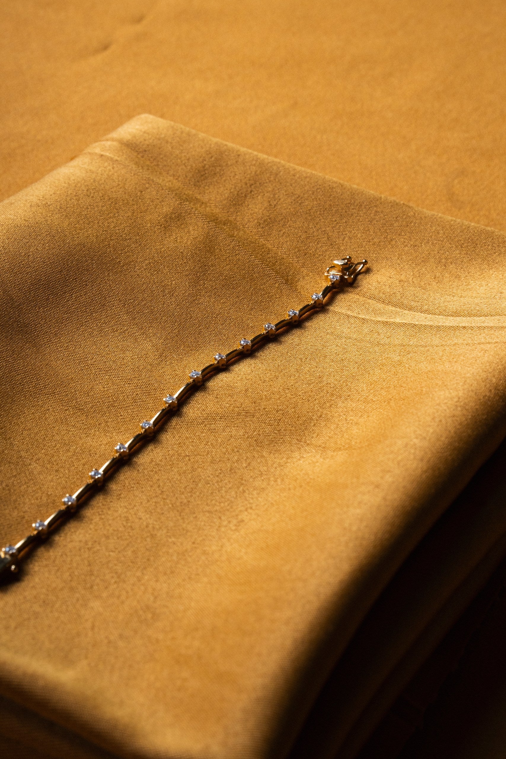 Riviera Knife-Edge Moissanite - 18k Gold